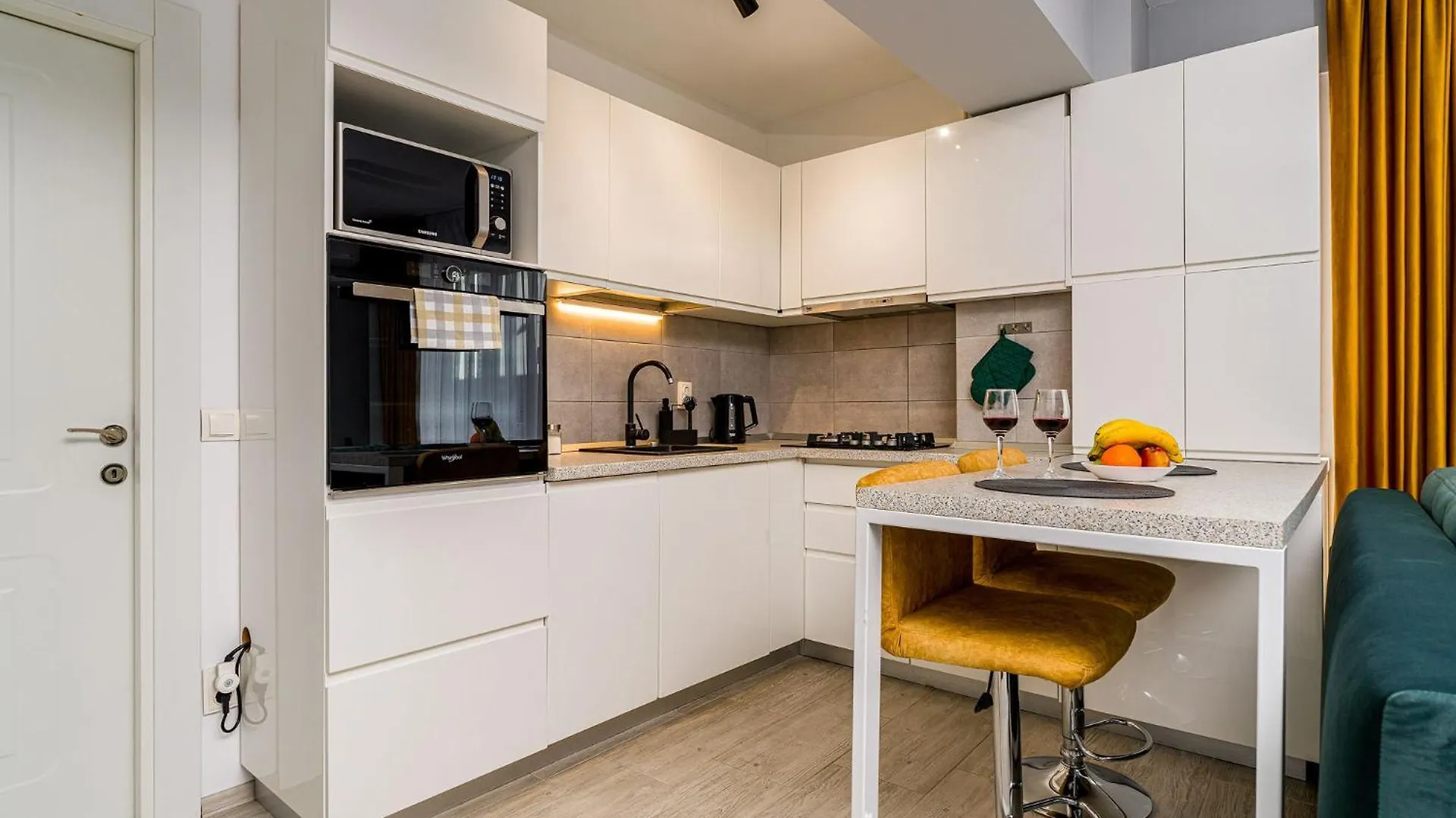 High-End Apartment - Swimming Center, Airport & Therme Spa Otopeni